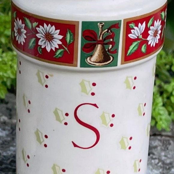 Vintage Ceramic Holiday Vintage Salt & Pepper Shakers - Picture 4 of 5